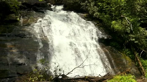 Georgia Anna Ruby Falls  A close view of the upper part of the Anna Ruby Fal Vidéo 241693472