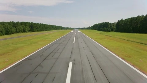 Georgia circa-2019.  Point of view, airplane taking off from airport runway.  Vidéo 130354060