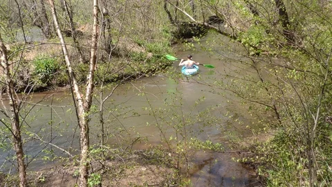 Georgia, Olde Rope Mill Rd Park, A man and his dog kayaking down the raceway Vidéo 88439622