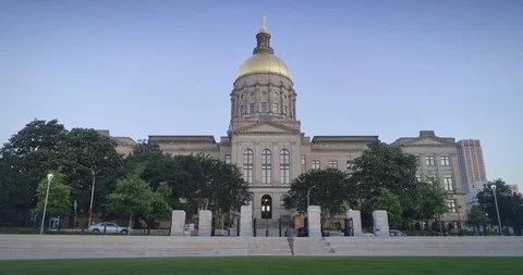 The Georgia State Capitol building at dusk, golden dome shining, Atlanta, USA Vidéo 92103643