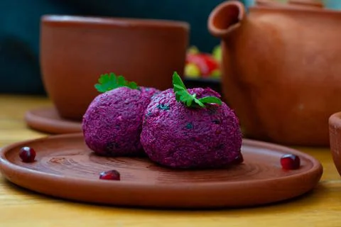 Georgian dish phali made of beetroot on a clay plate on a ceramic background Foto stock