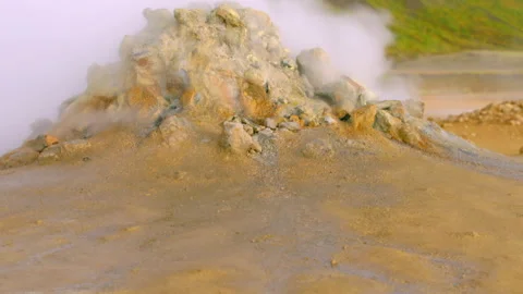 Geothermal hot spring venting steam in Iceland Vídeos de archivo 330269069