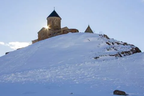 Gergeti Trinity Church in Tsminda Sameba, Kazbegi, Georgia. Epic religious and 库存照片