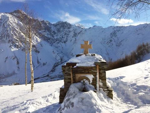 Gergeti Trinity Church in Tsminda Sameba, Kazbegi, Georgia. Epic religious and 스톡 사진