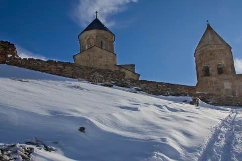 Gergeti Trinity Church in Tsminda Sameba, Kazbegi, Georgia. Epic religious and 스톡 사진