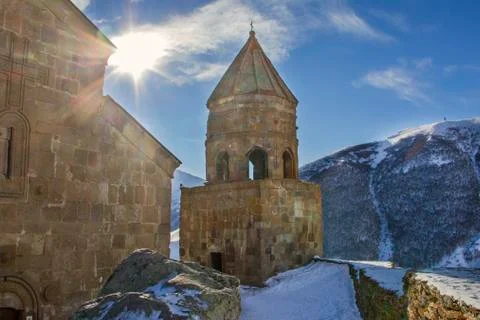 Gergeti Trinity Church in Tsminda Sameba, Kazbegi, Georgia. Epic religious and Stock-Fotos