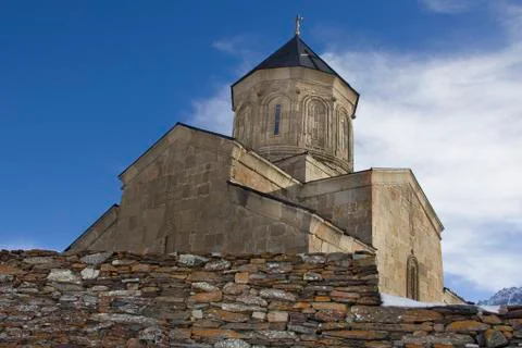 Gergeti Trinity Church in Tsminda Sameba, Kazbegi, Georgia. Epic religious and Stock-Fotos