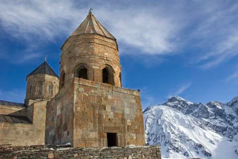 Gergeti Trinity Church in Tsminda Sameba, Kazbegi, Georgia. Epic religious and 스톡 사진