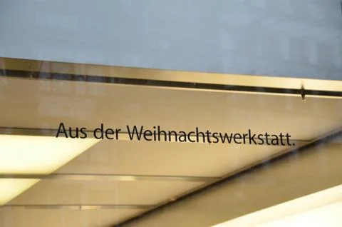 German Apple Store Window: Aus Der Weihnachtswerkstatt Stock Photos