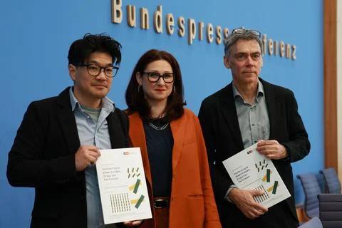 German Center for Integration and Migration Research presents 2026 monitoring re Stock Photos