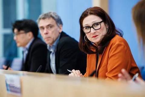 German Center for Integration and Migration Research presents 2026 monitoring re Stock Photos