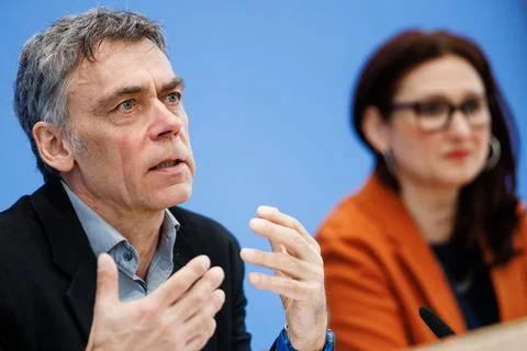 German Center for Integration and Migration Research presents 2026 monitoring re Stock Photos