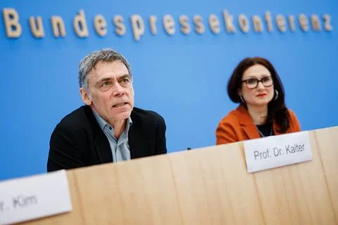 German Center for Integration and Migration Research presents 2026 monitoring re Stock Photos