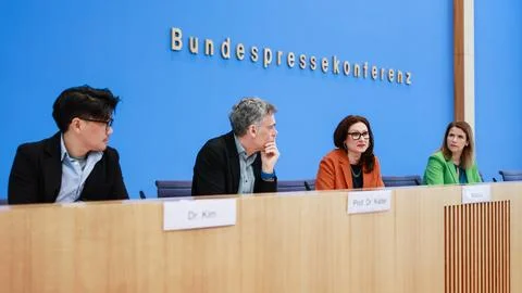 German Center for Integration and Migration Research presents 2026 monitoring re Stock Photos