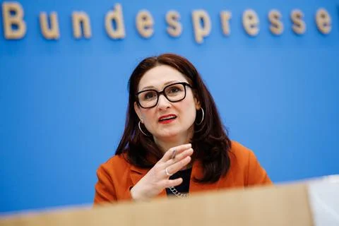 German Center for Integration and Migration Research presents 2026 monitoring re Stock Photos