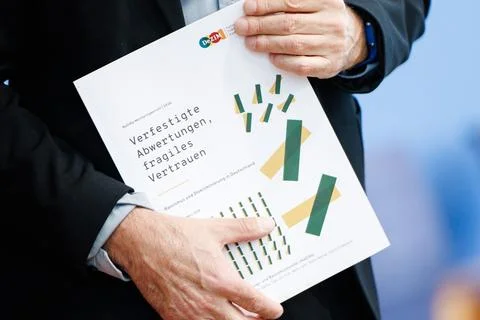 German Center for Integration and Migration Research presents 2026 monitoring re Stock Photos