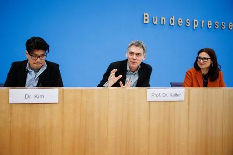 German Center for Integration and Migration Research presents 2026 monitoring re Stock Photos