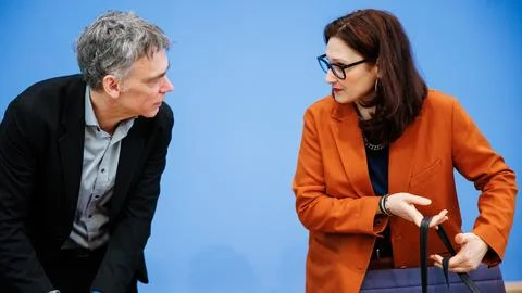 German Center for Integration and Migration Research presents 2026 monitoring re Stock Photos