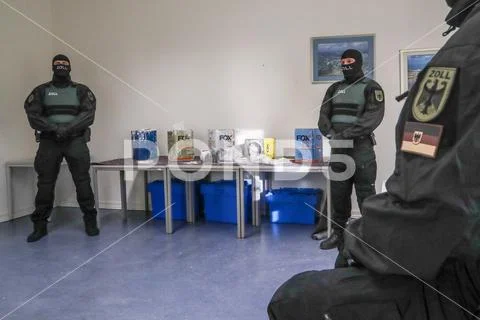 German customs authorities seize 16 tonnes of cocaine in Hamburg ...