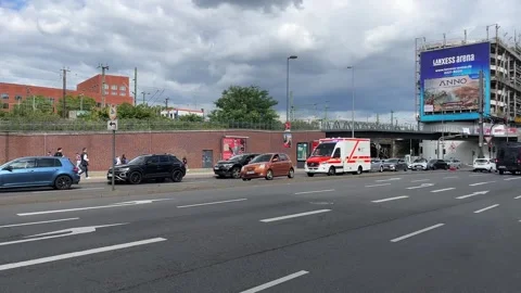 German Emergency Vehicle Navigating Through Traffic Jam in Cologne Vídeo Stock 318193384