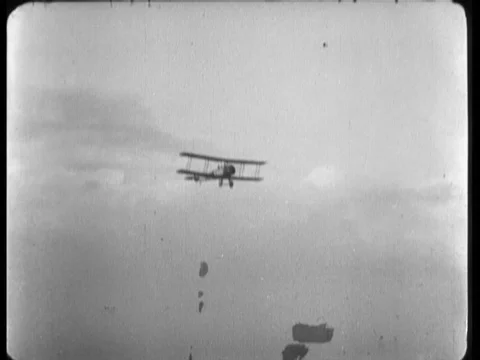 German pilot drops bombs on UK, kids hide in shelter, UK 1903 Vidéo 136685618