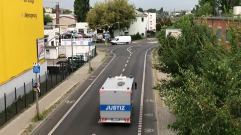 German road with election campaign posters in Berlin Germany August 2026 库存影片 344105541