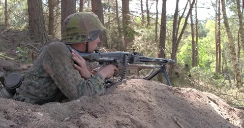 German soldier checking for enemies 動画素材 85223405