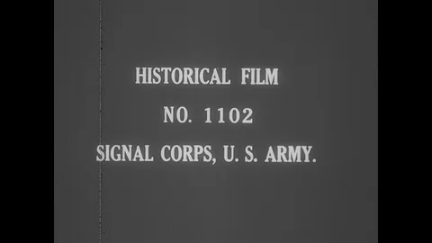 German soldiers advancing together to avoid detection 動画素材 109505399