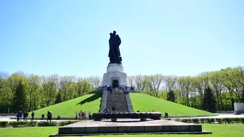 Germans bring flowers to the Soviet memorial in Treptower Park, Berlín, DE - 08  Stock Footage 240642373