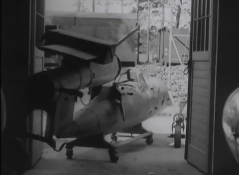 GERMANY - 1945: Airframe structure — Vented bulkhead and trolley-mounted body Vidéo 347462547