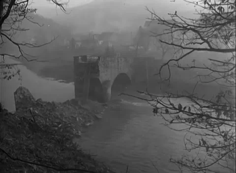 GERMANY - 1945: Arch bridge - Damaged arches span white water 库存影片 343848817
