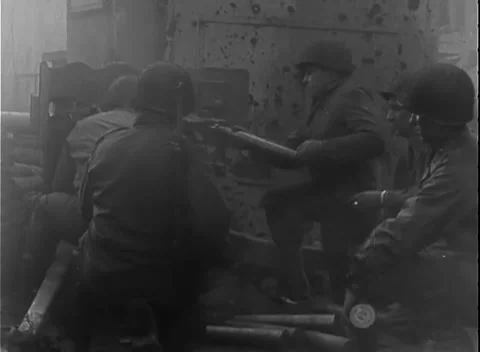 GERMANY - 1945: Artillery loading - Gun Crew Loads a Shell Through the Breech Stockbeeldmateriaal 344494476