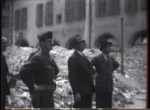GERMANY - 1945: Bomb Damage — Rubble banks on a city street Stockbeeldmateriaal 342819542