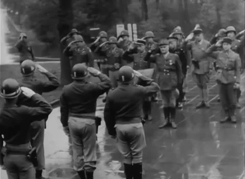 GERMANY - 1945: Parade ground — Facing formations hold a salute 库存影片 347314736