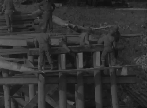 GERMANY - 1945: Trestle work - Engineers position long timbers Vidéo 344901053