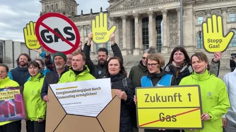 Germany: Activists call for gas phase-out in front of German parliament Vídeo Stock 331459558