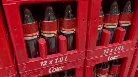 GERMANY - AUG 19, 2023: Camera Panning Over Returnable Crates with Coca-Col.. 库存影片 249768716