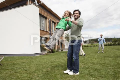 Germany, Bavaria, Nuremberg, Family playing in garden Stock-Fotos