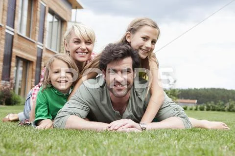 Germany, Bavaria, Nuremberg, Portrait of family in front of house Stock-Fotos