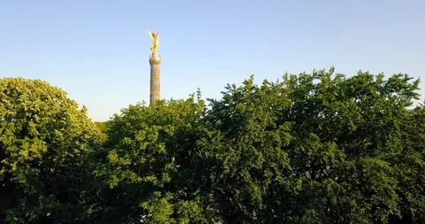 Germany Berlin architecture arial view Victory Column in Tiergarten park 스톡 동영상 112932307