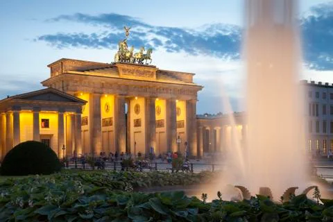 Germany, Berlin, Berlin-Mitte, Pariser Platz, Brandenburg Gate in the evening Foto stock