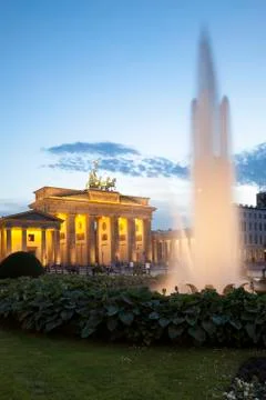 Germany, Berlin, Berlin-Mitte, Pariser Platz, Brandenburg Gate in the evening Foto stock