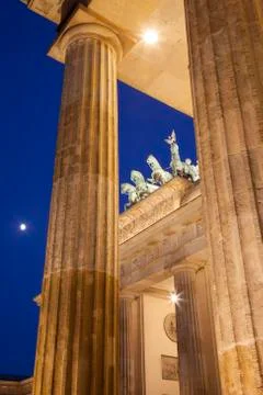 Germany, Berlin, Berlin-Mitte, Pariser Platz, Brandenburg Gate in the evening Foto stock