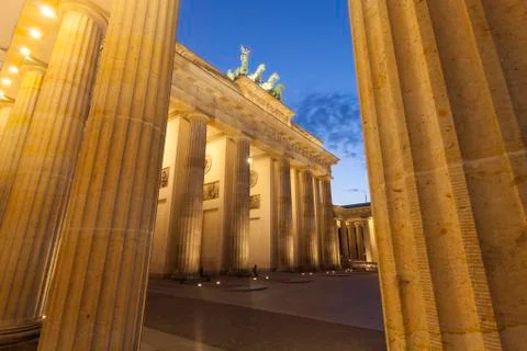 Germany, Berlin, Berlin-Mitte, Pariser Platz, Brandenburg Gate in the evening Foto stock