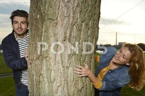 Germany, Dusseldorf, Young couple playing hide and seek Stock Photos