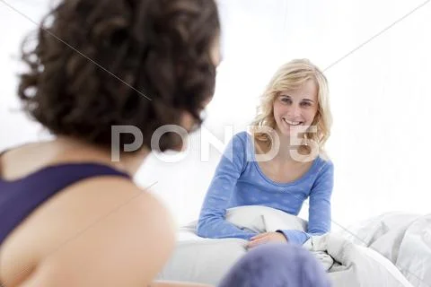 Germany, Leipzeg, Young women sitting together Stock Photos