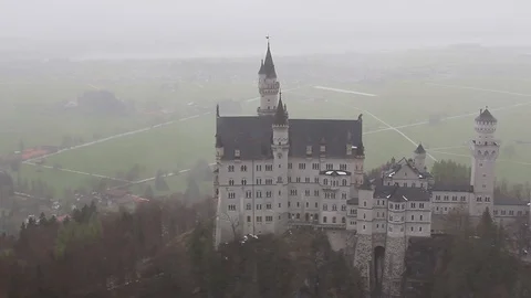 Germany - May 2017: Snow over the Neuschwanstein castle Video stock 87825972