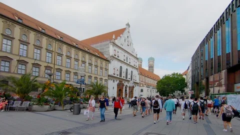 Germany Munich architecture walking in historical part of city steadicam Vídeo Stock 113096470