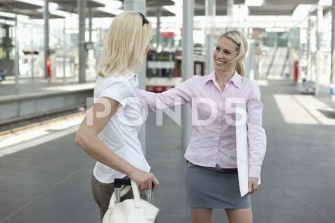 Germany, North-Rhine-Westphalica, Duesseldorf, Two businesswomen at platform Stock Photos