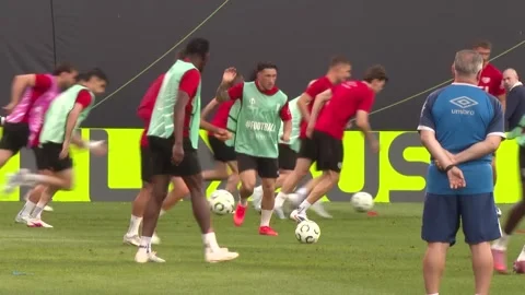 Germany: Rayo Vallecano trains ahead of UEFA Conference League final agai... Vídeo Stock 335726947